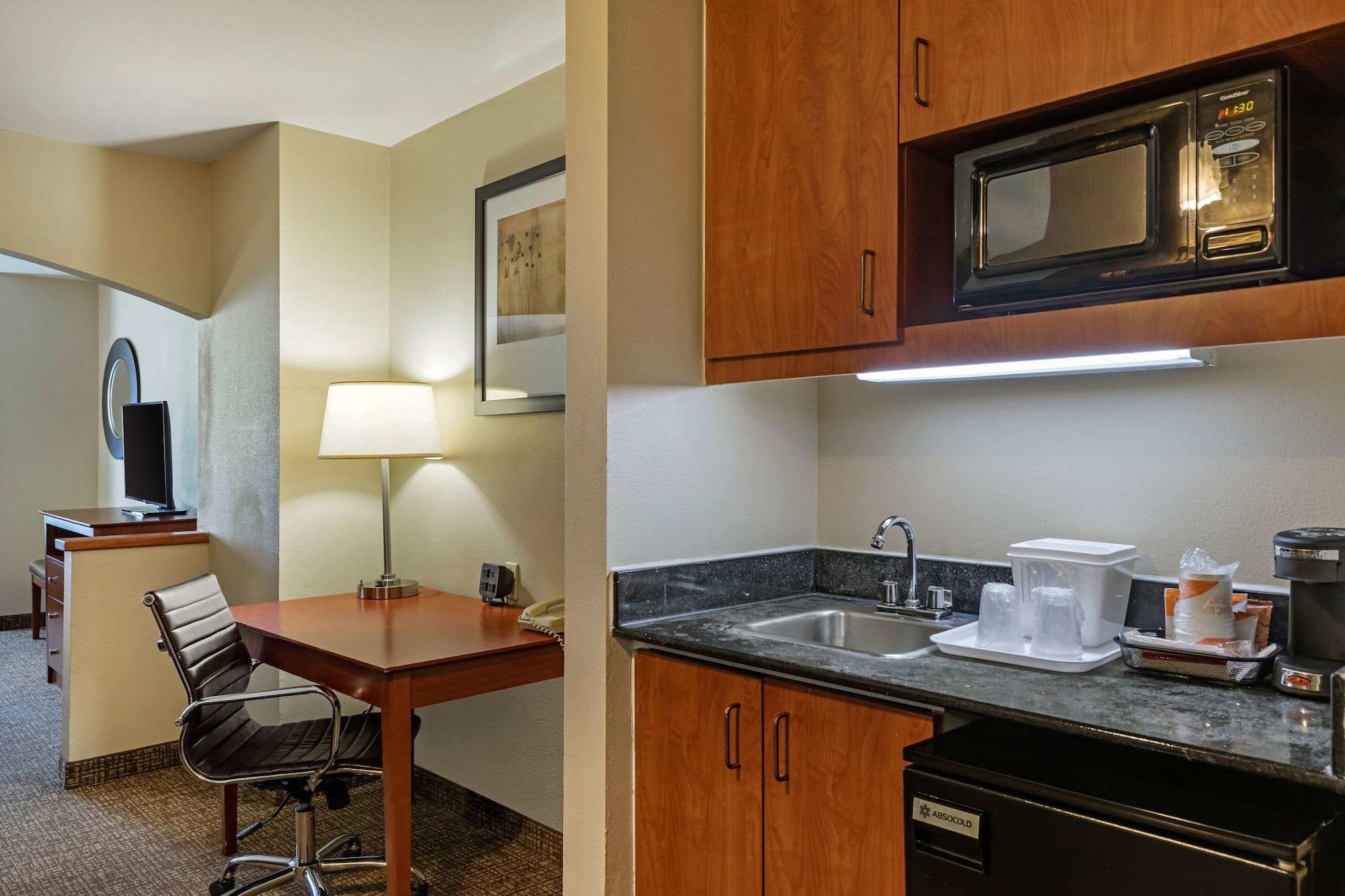 Comfort Suites North Dallas Exterior foto